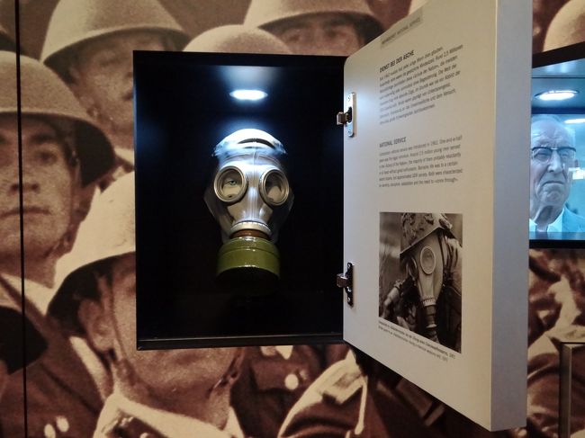 ガスマスクの展示。<br /><br />扉開けたら・・・受けたのが効果音。<br /><br />・・・ダース・ヴエィダーでした（笑）