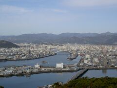 今回の旅行は高知市内の観光は、なしだったので・・・高知市内の観光地を少し紹介します。

五台山展望サービスセンターからの高知市内の眺め・・・城西館から２０分ほどで桂浜に行く途中に寄れる場所です。

ここからの高知市内の眺めは、なかなかと思う爺様です。