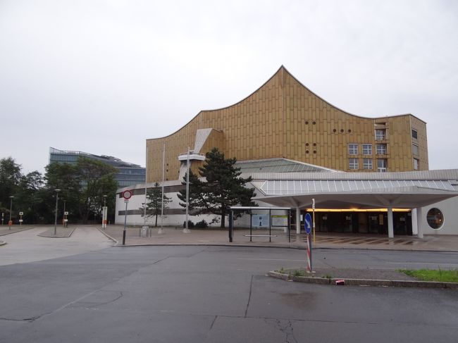 フィルハーモニーの横を通って