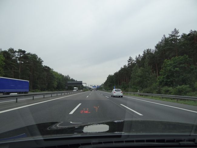 アウトバーン９号線を南下します。<br /><br />ライプツィヒまで２００ｋｍ。<br /><br />カーナビは２時間で行けと言っています。