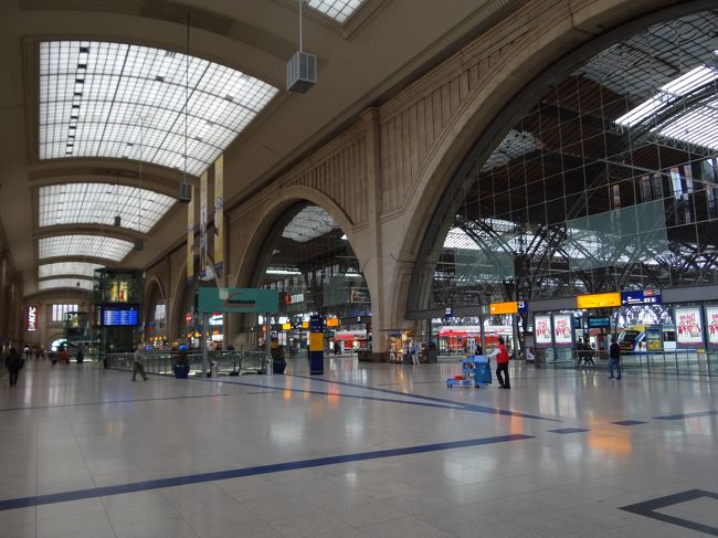 ライプツィヒの中央駅はヨーロッパで最大級のドームを持つそうです。<br />確かにでかい・・・