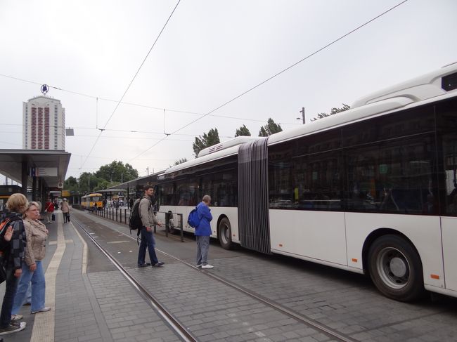 駅前のターミナルは面白く、トラムとバスが同じホームを使っています。