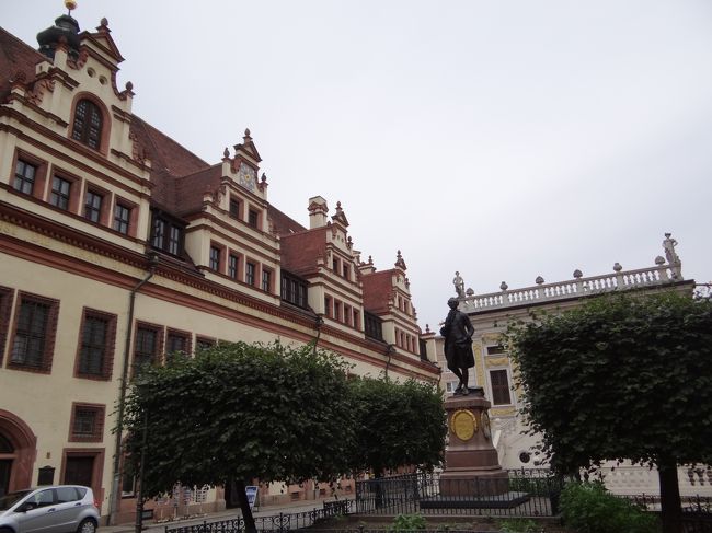 旧市庁舎の横にはゲーテの銅像があるんですが、全然人気ありません・・・<br /><br />