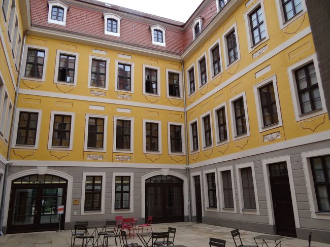 入館料６ユーロを払って中庭を抜けると入口があります。