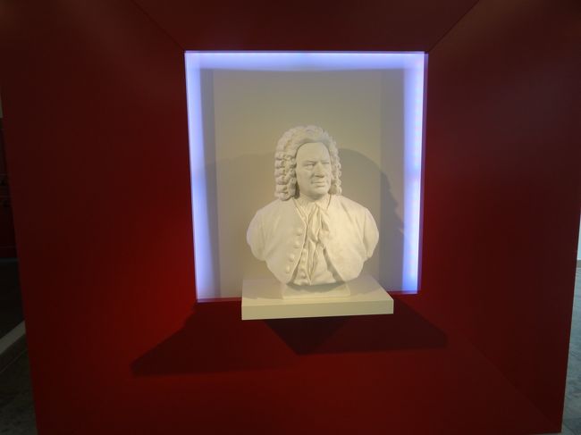 入口のこの像以外は撮影禁止といわれました。<br />展示はヘッドフォンで音楽を聴いたり、楽譜が展示されていたり。<br />バッハが演奏したオルガンがあったり。