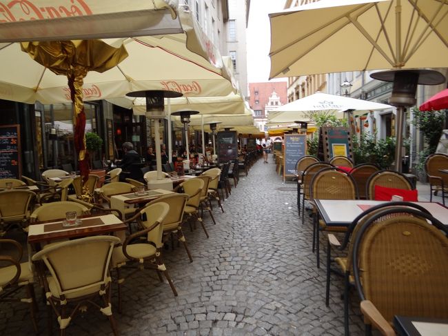 それにしても、両側の店がこんなにテーブルやパラソル出していて・・・すれ違うのがやっと。