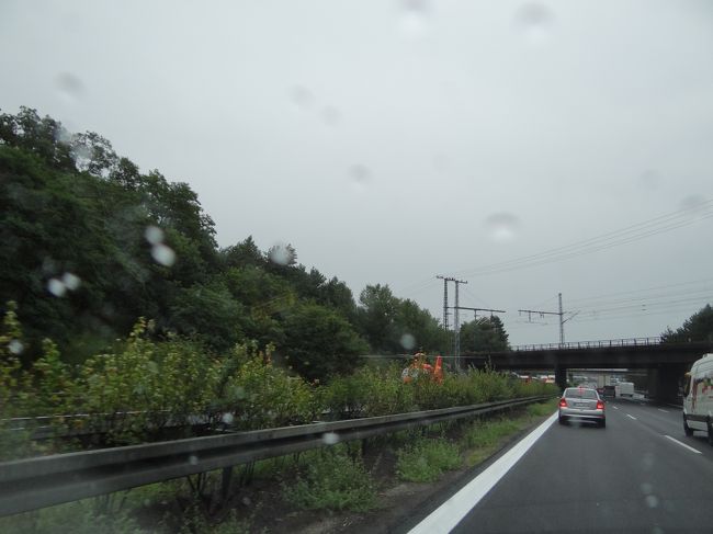 なんと、反対車線にヘリコプターが着陸しています。<br />ドクターヘリです。<br />数台が前に見える橋桁のところで事故を起こしたようです。<br /><br />こんなのにお世話になりたくない・・・<br /><br />安全運転を心がけます。<br />