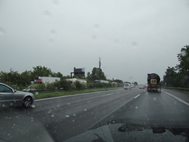 その先は大渋滞。<br /><br />そりゃそうだ、ヘリで塞がれちゃっているんだから。<br /><br />アウトバーンは結構事故見ました。<br /><br />今回も３回ほど。