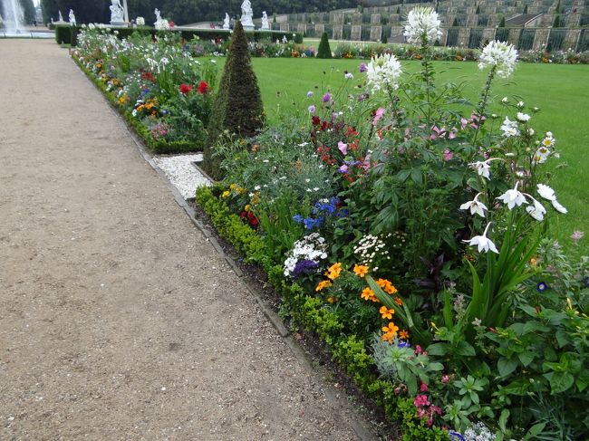 庭園はとてもよく手入れがされています。<br />さまざまな草花がカラフルに植えられています。