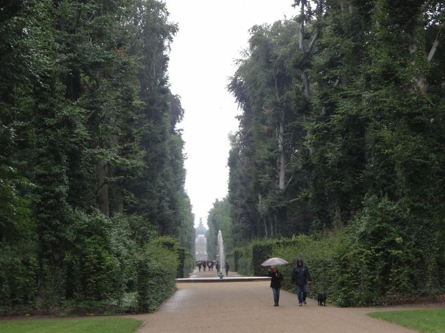 はるか先には新宮殿があって、中は結構見ごたえあるそうなんですが、<br />このメインの通りは２．５ｋｍもあるんだそうです。雨降ってるし<br />とても行く気になりませんでした・・・・・