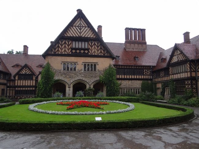 ポツダム会談の舞台となった同宮殿は、<br />ホーエンツォレルン家皇太子が住んでいた宮殿。<br /><br />中は撮影禁止です。<br />入館料は６ユーロ。<br /><br />ここに行くのはバスを使うみたいですけれど、結構不便ぽいです。<br />