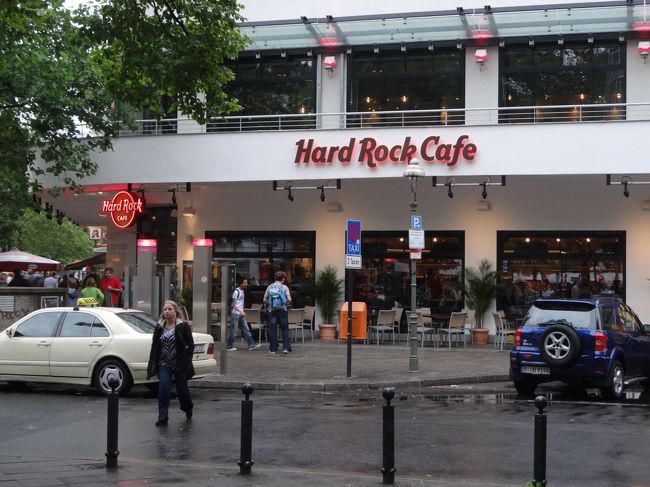 ベルリンのハードロックカフェってなんかカッコよさげ？？<br />Ｔシャツは２５ユーロくらいでした。