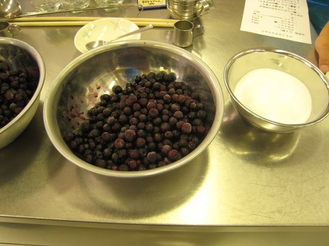ジャムの材料。確かブルーベリーは外国産。<br />摘んだブルーベリーは使わせてくれません。<br />自分で摘んだブルーベリーでジャム作れるといいんだけどね。<br />セットに出来ないのかしら？？？