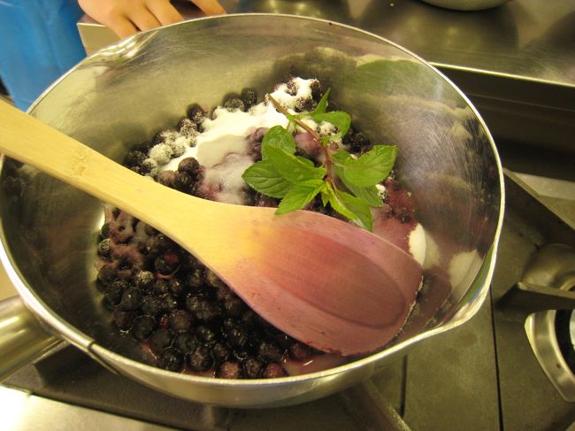 砂糖とミントの葉っぱを入れます。