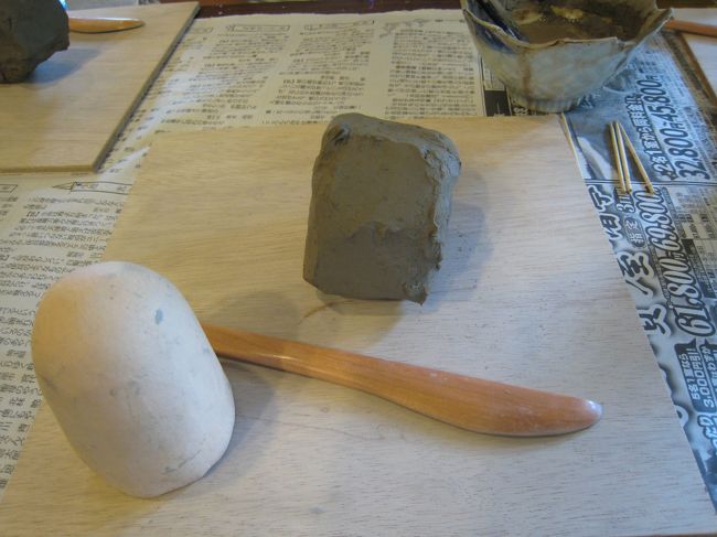 材料と道具。<br />コップでもお皿でも湯飲みでも茶碗でも何でもOK。<br />あまりこね回すと乾燥しちゃうので、早めに形を決めて。