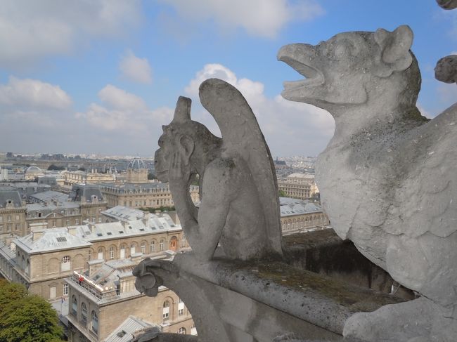 塔のにも登りました。待つこと９０分。。。忍耐の一言です。<br />でも、並んだかいがありました。<br />この子たちは、今日の平和が来るまでの厳しい時代を見つめてたのね。なんて！