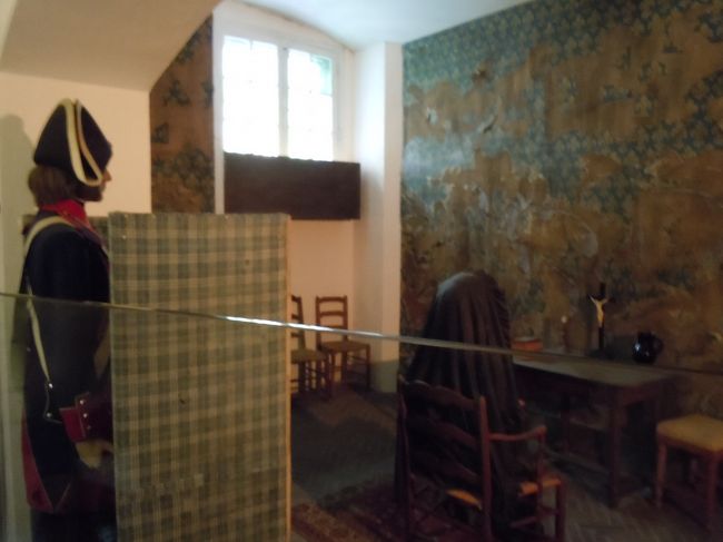 サントシャペルに行く予定でしたが、長蛇の列で。<br />お隣りへ、リアルな蝋人形が華麗な時代の最後を物語っていました。