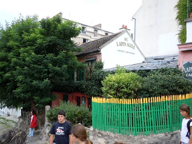 ぶとう畑の前のお店、みんな写真を撮っていたので、私も。<br />