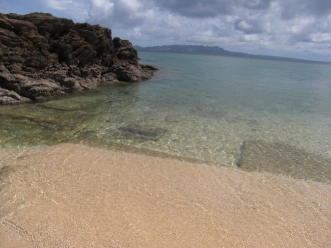 58号線を南下。途中、御菓子御殿恩納店前のビーチに寄ってみました。<br />ここのビーチはすごく綺麗だとよく聞くのですが、昨年寄った時は雨でよくわからなかったので再トライ。