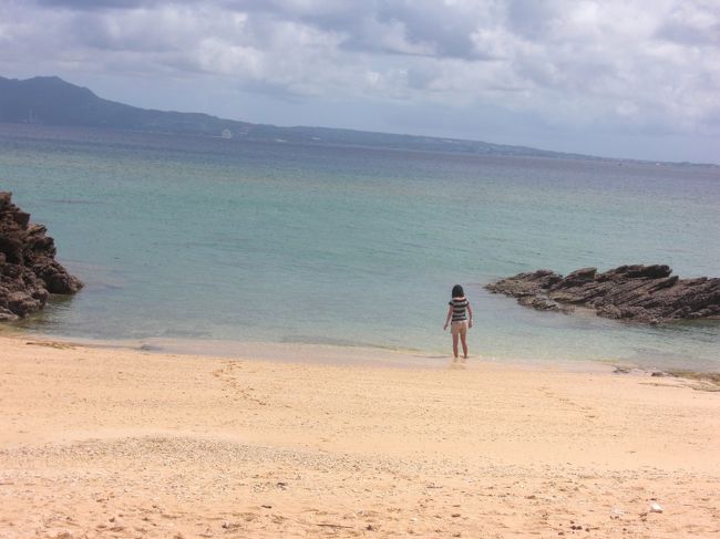 こんなに美しいビーチなのに誰もいないってところが沖縄ですね。<br />独り占めじゃないですか！