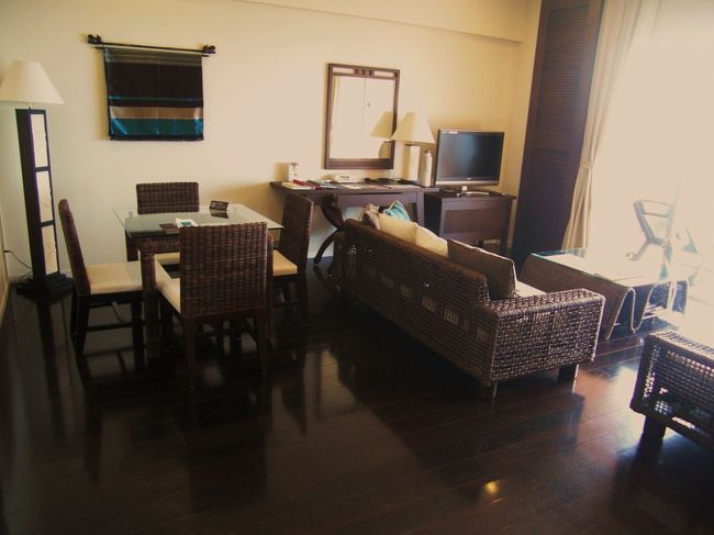 アジアンな家具が落ち着きます。もちろん目の前はオーシャンビュー。<br />リビング一面大きなガラス窓です。<br />（どうしたことか写真を撮り忘れました汗）