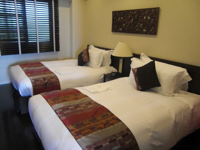 リビングとなりのツインのベッドルーム。