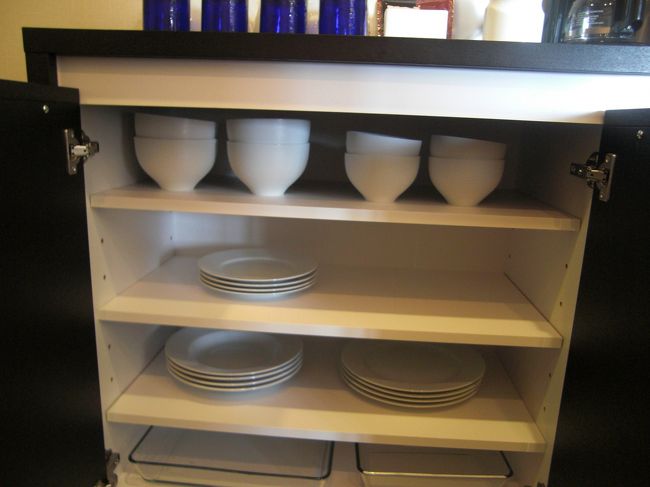 カウンターの下の戸棚には食器類が。