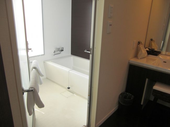 洗面台のとなりはバスルーム。（トイレは別です。トイレは独立して玄関のそばにありました。）