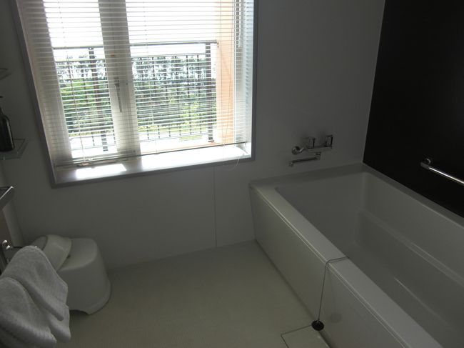 広々したバスルームでした。海を眺めながら入れます。<br />シャンプー、コンディショナー、ボディーソープもポーラでした。