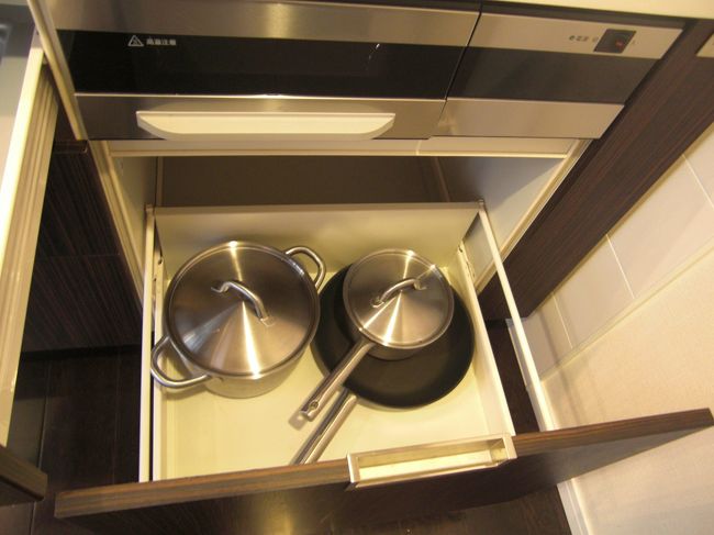 流し台の収納にはお鍋やフライパン。