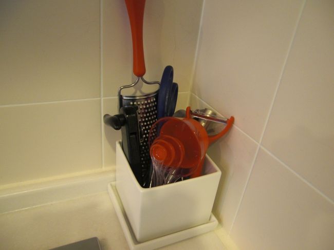 計量カップとスプーン、ピーラー、おろし金、キッチンバサミ、ワインオープナーそしてにんにくつぶし器まで。