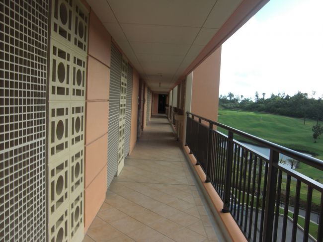 読谷から恩納に戻って本日から３泊で予約したカフーリゾートへ。<br />こちらはホテルタイプとコンドタイプがあるのだけれど、今回予約したのはコンドタイプ。<br />ホテルタイプとの一番の違いは毎日の清掃が入らないこと。もちろんその分全然安いです。それとお部屋に洗濯機があること。<br /><br />期待をしながらお部屋への廊下。