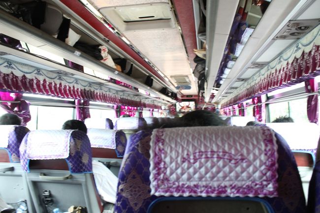 5時過ぎ、宿にバスが来た。<br />ピックアップが来るのかと思いきや、そのバスで各宿を回ってそのまま出発！<br />一番後ろの5人席の右から二番目。真上のエアコン吹き出し口が壊れてて、めっちゃ寒かったよ（＞＜）<br />右側はイタリア人女性。左側は現地のおばちゃん。Yangonまで一緒に行動しました。7時くらいに寄った休憩所で3人でチキンカレーを食べました。その後、帰りもパイオニアドライブインに寄った。。。相変わらず（笑）<br />4時前にアウンミンガラーバスセンターに到着。<br />イタリア人女性と一緒にタクシーをシェアして、1人4,000ﾁｬｯﾄでYangon市内まで行った。彼女は先に降りて行ったので、うちはオキナワゲストハウスで降ろしてもらった。