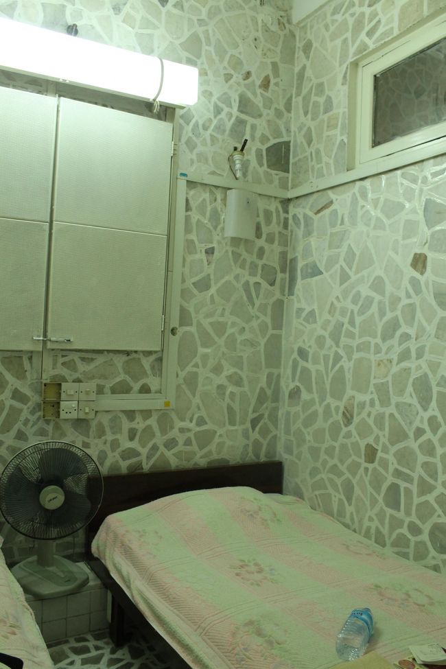 オキナワゲストハウス。扉が閉まってる。。なんかやな予感。。。<br />ムリヤリ開けてもらったけど、今日は満室だそう（ＴＴ）<br />雨降ってるし、朝5時だし、やべー。。。どっか探さなきゃ！！！<br />とりあえずポンチョかぶって歩き始めた。<br />途中、タクシーの運ちゃんやら道行くおじいちゃんやらに色々教えてもらったりしながら歩いてると、ユダヤ寺院からお経的な放送が流れてきた。何か不気味だ。<br />結局1時間程さ迷い歩いたところで、灯りのついてる宿を発見☆☆☆<br />思わず中に入ると女の子が出てきて、ちょっと待って、と言っておばちゃんを連れてきてくれた。神様だ〜！と思いながらチェックイン手続きをしてもらった♪朝食バイキングやってるから食べにおいで。と言って部屋に案内してくれた。ありがたや〜。