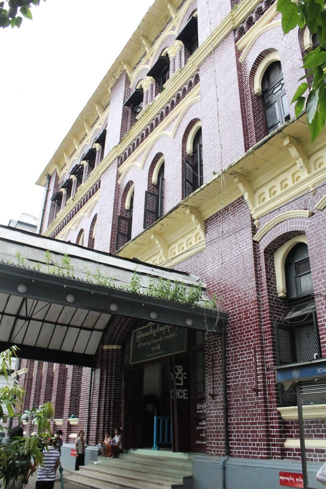 11時くらいに外に出た。<br />もうヤンゴンの街はかなり歩いたので、だいぶ慣れてきた♪<br />最初はとりあえず中央郵便局を目指した。<br />ポストカードを自分宛に送る為だ。<br />若干迷いつつも到着し、あらかじめ書いておいたポストカードを持って郵便局の中をうろうろしていると、色んな人が手順を教えてくれた！<br />2階に行って！⇒スタンプ押してもらうんだよ⇒ちょっとちょっと、この子にスタンプ押してあげて！⇒ＯＫ！出しとくよ！てな具合で一個一個教えてもらっちった（笑）<br />日本までハガキ一枚50ﾁｬｯﾄ。安っ！<br />（ちなみに帰国後、一週間ほどで届いた）