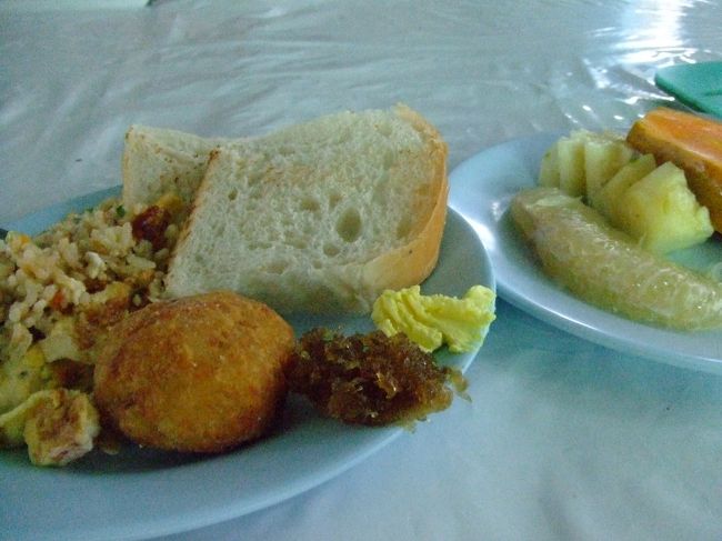 おはようございます！<br />朝食バイキングにレッツゴー♪♪♪<br />結構上の階にあるのね。。。<br />階段をのぼってのぼって食堂に到着！<br />いろんなおかずとフルーツの中から好きなのを皿に乗っけて席につく。<br />すると、暖かいパニーニも出してくれた♪うれしい〜（´∀）<br />もう終わりの方の時間だったので、うちともう1人女の子が残った。<br />話しかけてみた。<br />名前はノア。アメリカ人だけど、今はシンガポールに住んでるってことだった。