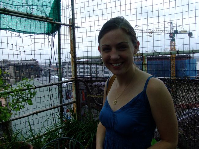 食べ終わると、宿のおじさんが『うちの宿の屋上は見晴らしがいいよ！』と教えてくれたのでノアと一緒にあがってみた。<br />ホントに高いね！遠くにシュエダゴォン・パヤーも見えた。<br />しばらく景色を眺めてると、ノア宛に電話がかかってきたトコロでお別れした。