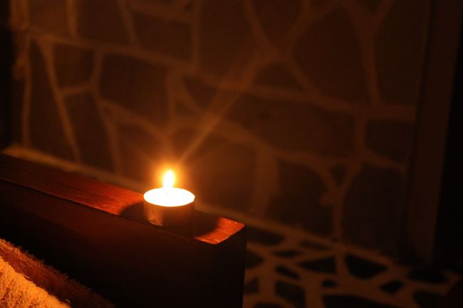 ミャンマーは度々停電する。<br />って話を聞いてたから、停電した時用にロウソク持参してた。<br />とうとうミャンマー最後の夜に使う時が来た！！<br />これまでも数回停電してたけど、昼間だったり寝てる時（クーラーとか扇風機が止まって気付く）だったりでそんなに不自由はしてなかったもんで。<br />シャワー＆トイレの部屋には非常灯が点いてた♪