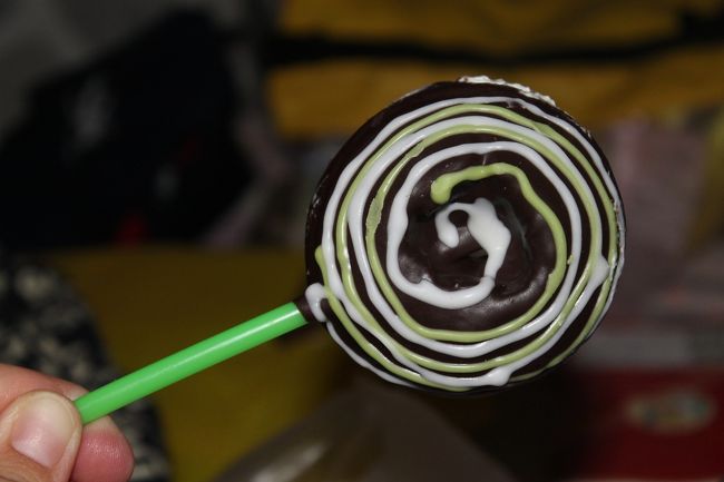 夕飯食べに行こうかとも思ったけど、外は土砂降りだし、停電中だし。。。<br /><br />トーキョードーナツでテイクアウトしといたドーナツ3個を食べた♪<br />かわいいデコレーションしてあったけど、持って帰ってきたときには若干べたべたになっちゃってた。<br />奇跡的に一個だけキレイな状態で残ってたのを写真撮れました☆<br />2時間ほどで停電は終了！