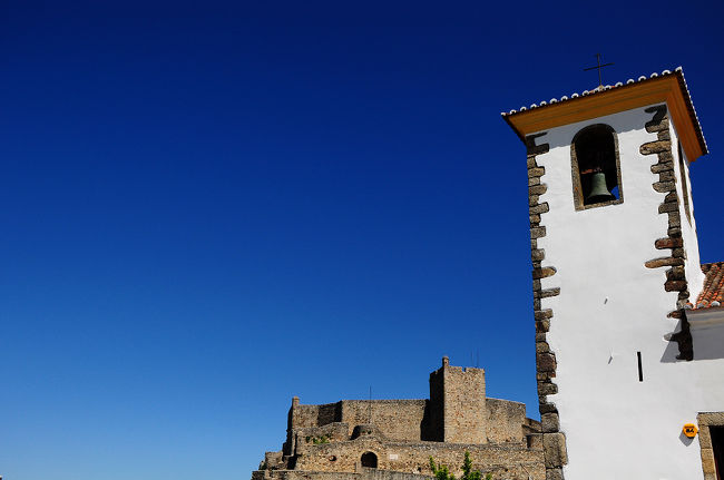 サンタ・マリア教会（Igreja de Santa Maria）の向こうに見えるのがカステッロ（Castelo）<br /><br />きれいに維持されているけれども、入場無料なのです。<br />というか、ポルトガルで見た他の村のカステッロもいずれも無料だったな。<br />都市部では有料なのに。