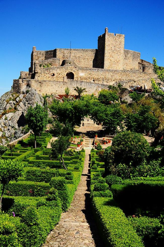 城壁内の土地は狭いにも関わらず、贅沢にもお庭が。<br />昔は畑だったのでは、と思ったり。<br /><br />マルヴァオンはローマ時代から人が定住し<br />西ゴート族、ムーア人がその後支配。<br />ムーア人をイベリア半島から撃退したあとは<br />対スペインの前線基地として戦略上の重要性が増したのだそう。<br /><br />でもゴツゴツした岩地で水や食物の確保には苦労したらしい。