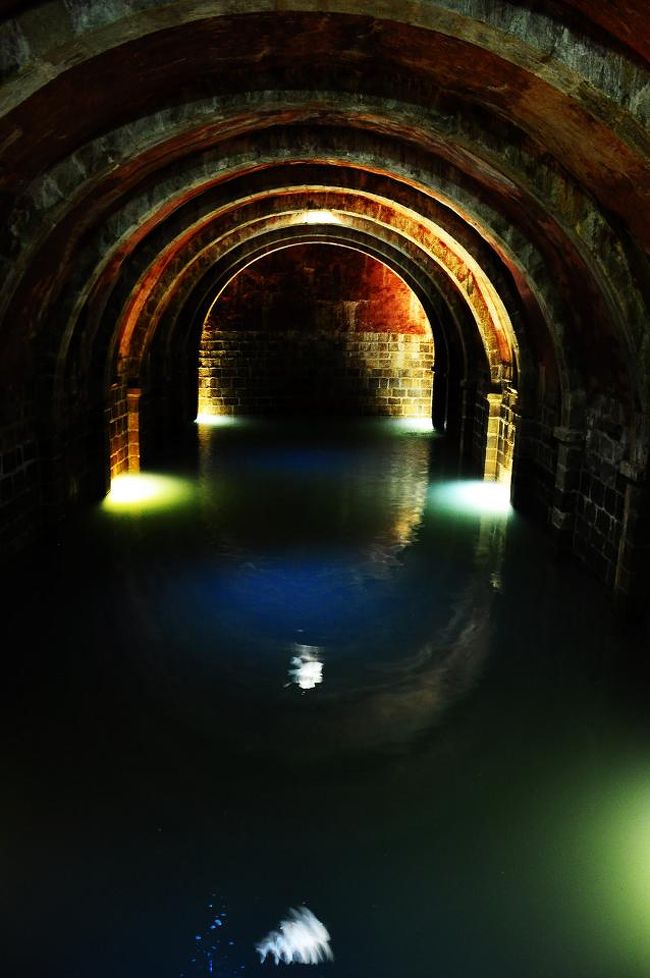 そんなわけで、カステッロの中には大きな貯水槽がある。<br />貯水槽には今でも水が満ちている。