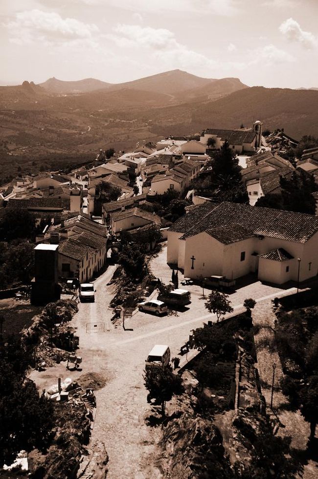 何度も戦いの場となったこの城塞も19世紀には役割を終える。<br /><br />前線基地として役割を終えたこの小さな城塞の村は急速に人口が減少し<br />おかげで多くの建物が当時のまま残されることになった。