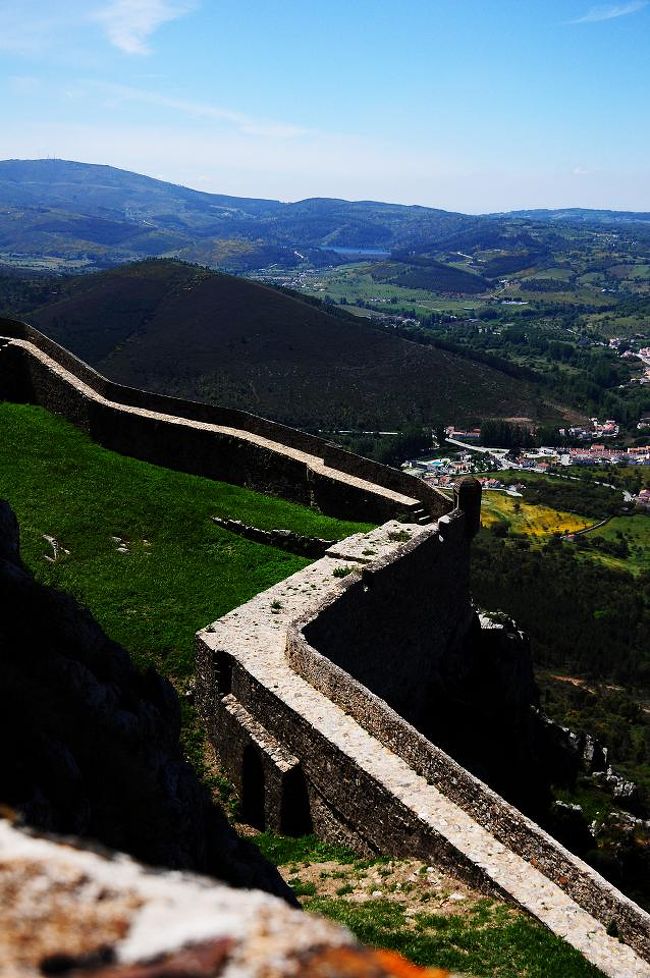 城壁も未だ健在。<br />崖をうまく利用した城壁は難攻不落そう。