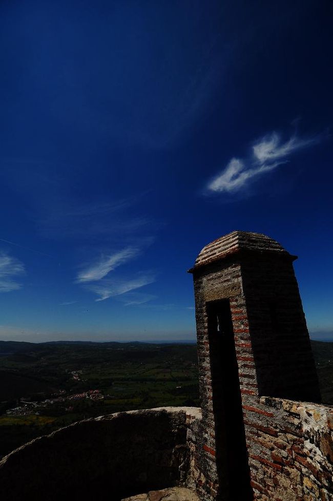 少し外側に張り出した城壁には見張り台や大砲が残っている。<br /><br />こんな晴れた日は気持ちがいいけど<br />雨の日も、雪の日も休まず<br />見張りを続けなければならなかった時代は<br />さぞや大変だっただろうなぁ。<br />小さな見張り台は窮屈そうに思うけど<br />雨風をしのぐためには有り難い存在だったことでしょう。