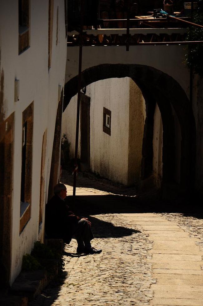 さて、カステッロを後にして、村の散策に戻りましょう。<br /><br />色の少ないこの村はカラーで撮ってもモノクロームの世界みたい。<br />光と影が強調されてすごく好き。