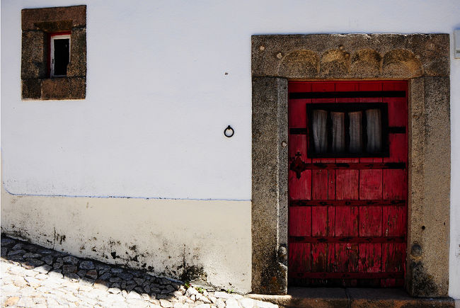 たまに差し色があってそれも良い。<br /><br />こんなかわいいドアの家に住んでみたい。