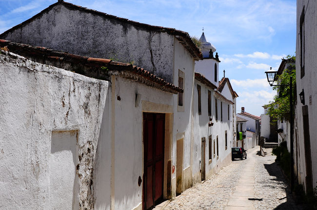 表通りはきれいに色を塗り直されている家が多いけど、<br />少し外れた道に入ると空き家や手入れの行き届いていない家がある。<br /><br />