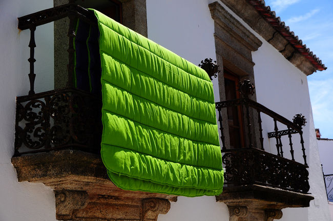 布団を干す文化は日本独自のものかと思いきやポルトガルの辺境の村でも干していた。<br /><br />これだけ強い陽差しの下で干していたら、夜、気持ちよく眠れそうだなぁ。