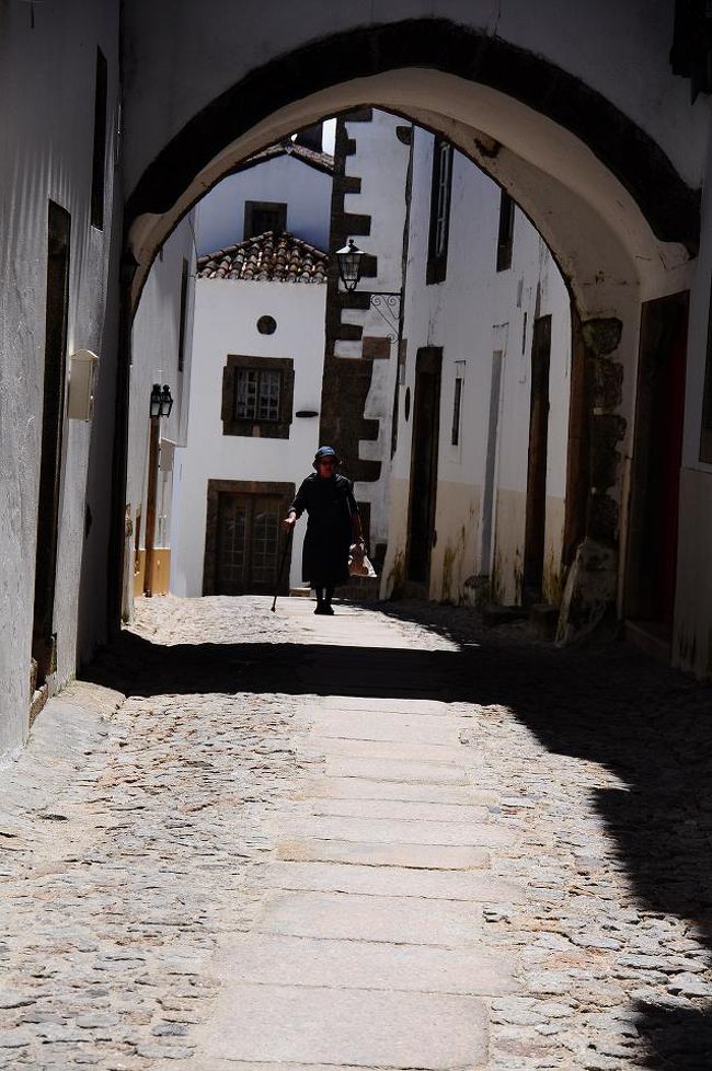 杖をついたおばあさん。<br />坂道の多い村での生活は大変そう。